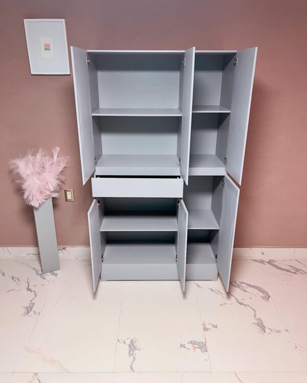 ¿Tu cocina necesita un respiro de organización? Te presentamos el Despensero modelo ANTONIETA, el mueble ideal para mantener todo en su lugar con un toque de elegancia y funcionalidad. Con ANTONIETA, todo tiene su espacio, y tu cocina se verá mucho más limpia, ordenada y bonita. Perfecto para quienes aman cocinar, pero también disfrutan de tener todo bajo control y a la vista. 🌟 Diseño moderno que combina con cualquier estilo de cocina 🎨 Disponible en tonos que se adaptan a tu espacio 💪 Fabricado con materiales resistentes y de excelente calidad