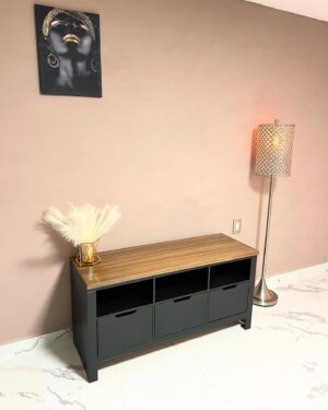 Convierte ese espacio donde te relajas en un verdadero rincón de estilo con nuestro Centro de entrenamiento modelo PARÍS. Diseñado para quienes disfrutan del equilibrio perfecto entre funcionalidad y elegancia, este mueble será el protagonista de tu sala, recámara o área de TV. 🎬🛋️ 🖤 Diseño moderno y sofisticado que realza cualquier decoración 📺 Espacio ideal para tu pantalla, decoración y dispositivos 🎨 Disponible en tonos que armonizan con tu hogar Perfecto para organizar, exhibir y disfrutar momentos de descanso con un ambiente acogedor y con mucho estilo.