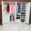¿Buscas un clóset amplio, funcional y con diseño moderno? ¡El modelo Bailarina es justo lo que necesitas para mantener tu ropa organizada y tu espacio con estilo! 📏 Medidas totales: 2 metros de largo 🧩 4 módulos individuales de 50cm x 50cm de fondo que puedes acomodar como tú quieras, según tu espacio y tus necesidades. ¡Tú decides la distribución! 🧺 Con múltiples espacios y cajones, este clóset está pensado para ayudarte a organizar ropa, zapatos, accesorios y mucho más de forma práctica y visualmente hermosa. 💖 Ideal para recámaras modernas, vestidores o para quienes necesitan más espacio sin sacrificar diseño.
