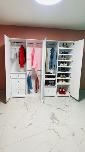 ¿Buscas un clóset amplio, funcional y con diseño moderno? ¡El modelo Bailarina es justo lo que necesitas para mantener tu ropa organizada y tu espacio con estilo! 📏 Medidas totales: 2 metros de largo 🧩 4 módulos individuales de 50cm x 50cm de fondo que puedes acomodar como tú quieras, según tu espacio y tus necesidades. ¡Tú decides la distribución! 🧺 Con múltiples espacios y cajones, este clóset está pensado para ayudarte a organizar ropa, zapatos, accesorios y mucho más de forma práctica y visualmente hermosa. 💖 Ideal para recámaras modernas, vestidores o para quienes necesitan más espacio sin sacrificar diseño.