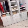 ¿Buscas un clóset que te ofrezca espacio, estilo y practicidad? El Clóset Aurora es ideal para transformar tu habitación en un lugar más organizado y con un toque de distinción. 📐 Medidas totales: 1.80 m de largo 🧩 Compuesto por 3 módulos separados, que puedes acomodar a tu gusto según el espacio disponible. ¡Tú eliges la distribución! 🚪 Cada módulo cuenta con puertas elegantes y jaladeras de cristal, un detalle que añade sofisticación y hace que tu clóset luzca espectacular. 🧺 Incluye múltiples espacios y cajones para que guardes toda tu ropa, calzado, accesorios y mucho más. Todo perfectamente ordenado y a la vista cuando lo necesites.