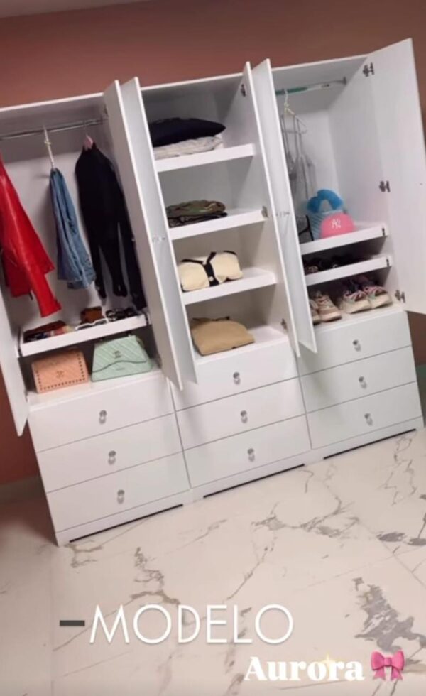 ¿Buscas un clóset que te ofrezca espacio, estilo y practicidad? El Clóset Aurora es ideal para transformar tu habitación en un lugar más organizado y con un toque de distinción. 📐 Medidas totales: 1.80 m de largo 🧩 Compuesto por 3 módulos separados, que puedes acomodar a tu gusto según el espacio disponible. ¡Tú eliges la distribución! 🚪 Cada módulo cuenta con puertas elegantes y jaladeras de cristal, un detalle que añade sofisticación y hace que tu clóset luzca espectacular. 🧺 Incluye múltiples espacios y cajones para que guardes toda tu ropa, calzado, accesorios y mucho más. Todo perfectamente ordenado y a la vista cuando lo necesites.